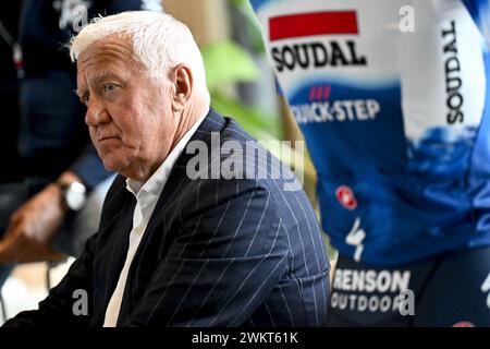 Kruisem, Belgien. Februar 2024. Patrick Lefevere, CEO von Soudal Quick-Step, wurde während einer Pressekonferenz des Radsportteams Soudal Quick-Step vor dem eintägigen Radrennen Omloop Het Nieuwsblad, dem Eröffnungsrennen der flämischen klassischen Eintagesaison, am Donnerstag, den 22. Februar 2024, vorgestellt. BELGA FOTO DIRK WAEM Credit: Belga News Agency/Alamy Live News Stockfoto