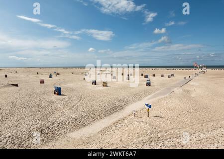 Liegestühle am Sandstrand an der Nordsee bei Norddorf, Insel Amrum, Nordfriesland, Schleswig-Holstein, Deutschland Stockfoto