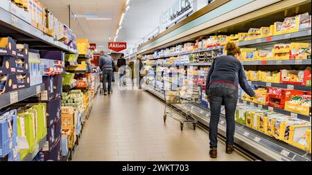 Hamburg, Deutschland. Februar 2024. Kunden, die in einem ALDI-Supermarkt stehen. Quelle: Markus Scholz/dpa/Alamy Live News Stockfoto