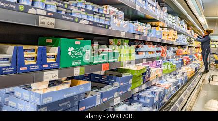 Hamburg, Deutschland. Februar 2024. Blick auf ein Regal mit Milchprodukten in einem ALDI-Supermarkt. Quelle: Markus Scholz/dpa/Alamy Live News Stockfoto