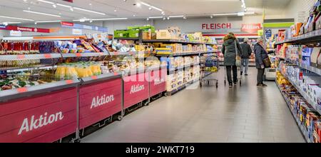 Hamburg, Deutschland. Februar 2024. Kunden, die in einem ALDI-Supermarkt stehen. Quelle: Markus Scholz/dpa/Alamy Live News Stockfoto