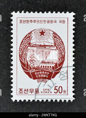 Gestempelte Briefmarke von Nordkorea, die Wappen zeigt, um 2002. Stockfoto