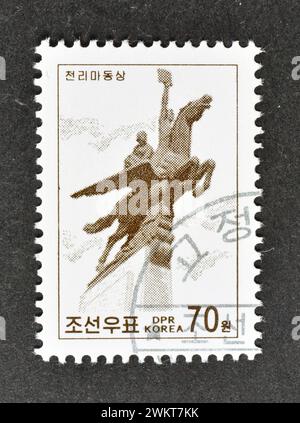 Von Nordkorea gedruckte Briefmarke, die die Chollima-Statue in Pjöngjang zeigt, um 1998. Stockfoto