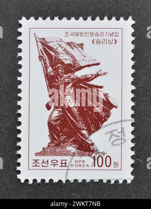 Gestempelte Briefmarke von Nordkorea, die das Victory Monument zeigt, um 2002. Stockfoto