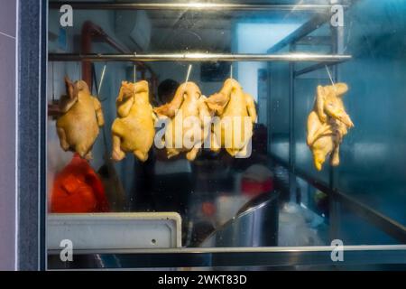 Eine Schaufensterpräsentation mit pochiertem Huhn und Ente in einem Lebensmittelstand Stockfoto