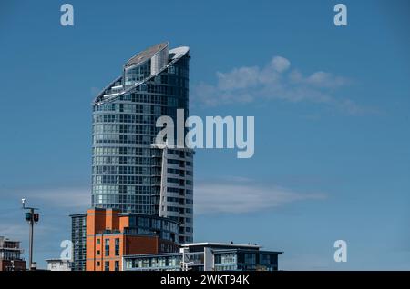 Gehobene Wohnwohnungen, die Lipstick genannt wurden, wegen ihrer Form an den Gunwharf Quays in Portsmouth. Stockfoto