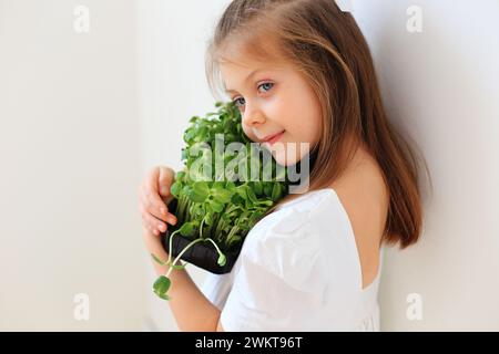 Vorbereitung von Setzlingen zum Anpflanzen in den Boden. Microgreens zu Hause anbauen. Setzlinge und Grün zu Hause auf der Fensterbank. Arbeiten mit dem Boden f Stockfoto