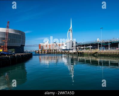 Portsmouth Hafen an einem hellen Tag mit dem Spinnaker Tower im Hintergrund und Ben Ainsley Gebäude auf der linken Seite. Stockfoto