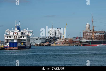 Der Eingang zum Hafen von Portsmouth mit dem Flugzeugträger Prince of Wales im Hintergrund und der Fähre der Isle of Wight und der HMS Warrior. Stockfoto