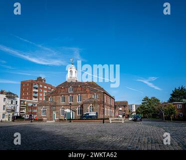 Ein Blick auf die t Georges Church, früher bekannt als die Shipwrights Church, Portsea am St Georges Square, Hampshire. Stockfoto