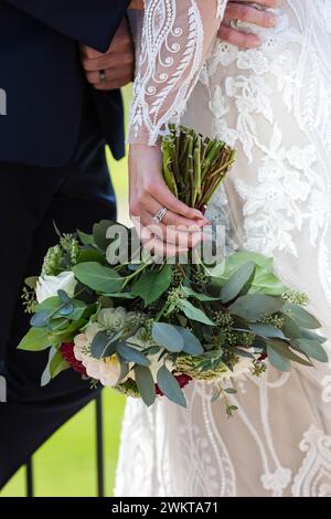 Eine vertikale Nahaufnahme eines rot-weißen Hochzeitsstraußes Stockfoto