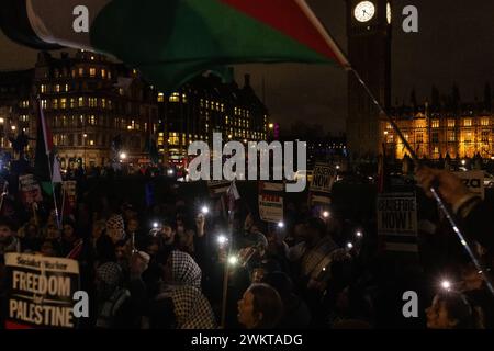 London, Großbritannien. Februar 2024. Pro-palästinensische Aktivisten halten während eines Protests auf dem Parlamentsplatz anlässlich einer Debatte und Abstimmung im Unterhaus über einen Antrag der Schottischen Nationalpartei (SNP), der einen sofortigen Waffenstillstand in Gaza fordert, Handyblitzen hoch. Der Protest wurde von der Palästinensischen Solidaritätskampagne (PSK) organisiert. Quelle: Mark Kerrison/Alamy Live News Stockfoto