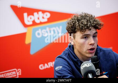 Kruisem, Belgien. Februar 2024. Der belgische Arnaud de Lie von Lotto Dstny wurde während einer Pressekonferenz des Radsportteams Lotto DSTNY vor dem eintägigen Radrennen Omloop Het Nieuwsblad, dem Eröffnungsrennen des flämischen Klassikers, am Donnerstag, den 22. Februar 2024, vorgestellt. BELGA FOTO KURT DESPLENTER Credit: Belga Nachrichtenagentur/Alamy Live News Stockfoto