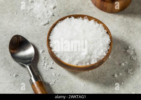 Organisches weißes Maldon-Meersalz in einer Schüssel Stockfoto