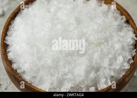 Organisches weißes Maldon-Meersalz in einer Schüssel Stockfoto