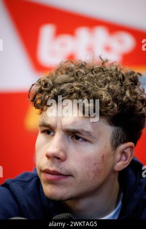 Kruisem, Belgien. Februar 2024. Der belgische Arnaud de Lie von Lotto Dstny wurde während einer Pressekonferenz des Radsportteams Lotto DSTNY vor dem eintägigen Radrennen Omloop Het Nieuwsblad, dem Eröffnungsrennen des flämischen Klassikers, am Donnerstag, den 22. Februar 2024, vorgestellt. BELGA FOTO KURT DESPLENTER Credit: Belga Nachrichtenagentur/Alamy Live News Stockfoto