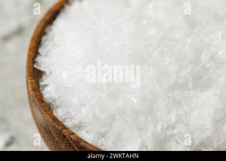 Organisches weißes Maldon-Meersalz in einer Schüssel Stockfoto