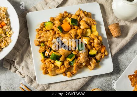 Chinesisches Rührbraten Kung Pao Hühnchen mit Paprika und Gemüse Stockfoto