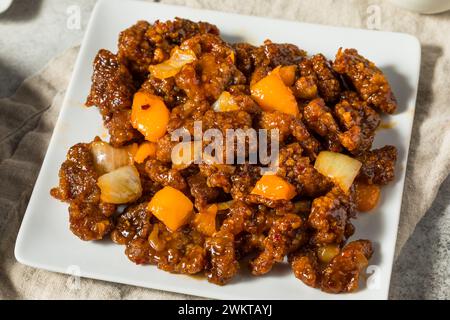 Scharfes chinesisches Peking-Rindfleisch mit Zwiebeln und Paprika Stockfoto