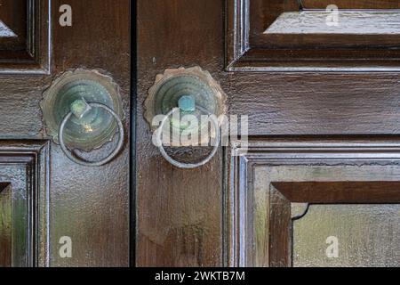 Nahaufnahme von zwei Türknöpfen an einer Vordertür Stockfoto