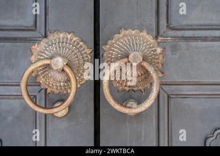 Antike Türknöpfe aus Eisen mit Messingdesign Stockfoto