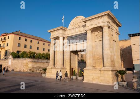 Puerta del Puente ist ein Renaissance-Tor an der Stelle der früheren römischen Tore, gegenüber der römischen Brücke, die den Fluss Guadalquivir überspannt, der einst Teil von t war Stockfoto