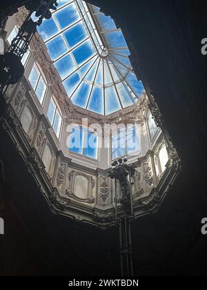 Das Innenoberlicht in einem Gebäude mit Säulen und Skulptur Stockfoto