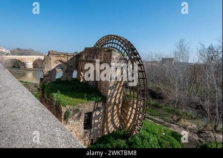 Ein großes stillgelegtes mittelalterliches, strukturiertes Wasserrad aus Holz, bekannt als Molino de la Albolafia am Ufer des Guadalquivir-Flusses und in der Nähe des römischen B Stockfoto