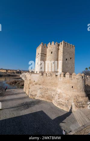 Die Römische Brücke von Cordoba in Andalusien, Südspanien, ist eine lange restaurierte Fußgängerbrücke mit Bögen, die ursprünglich in den frühen 1er Jahren errichtet wurde Stockfoto