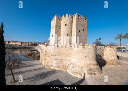 Die Römische Brücke von Cordoba in Andalusien, Südspanien, ist eine lange restaurierte Fußgängerbrücke mit Bögen, die ursprünglich in den frühen 1er Jahren errichtet wurde Stockfoto