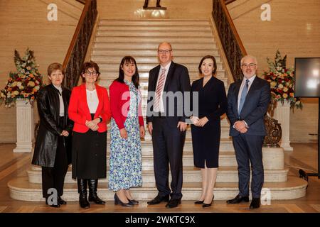 (Von links nach rechts) Bernie Owens Stellvertretender Geschäftsführer des Belfast Health and Social Care Trust, Dr. Maria O'Kane Chief Executive des Southern Health and Social Care Trust, Roisin Coulter Chief Executive des South Eastern Health and Social Care Trust, Neil Guckian Chief Executive des Western Health and Social Care Trust, Jennifer Welsh Chief Executive des Northern Health and Social Care Trust und Michael Bloomfield Chief Executive des Northern Ireland Ambulance Service Trust in Parlamentsgebäuden vor der Sitzung des Northern Ireland Health Committee. Bilddatum: Donnerstag Fe Stockfoto