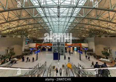 Flughafen Frankfurt - 12. Februar 2024: Blick auf die Halle des Terminals 2 des Frankfurter internationalen Flughafens mit seiner Tragkonstruktion Stockfoto
