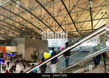 Flughafen Frankfurt - 12. Februar 2024: Silhouette von Passagieren auf einer Rolltreppe in der Halle des Terminals 2 des internationalen flughafens Frankfurt Stockfoto