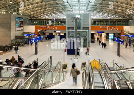 Flughafen Frankfurt - 12. Februar 2024: Blick in die Halle des Terminals 2 des internationalen Flughafens Frankfurt Stockfoto