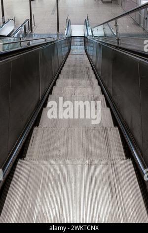 Eine symmetrische Ansicht an einer leeren Rolltreppe von oben nach unten Stockfoto