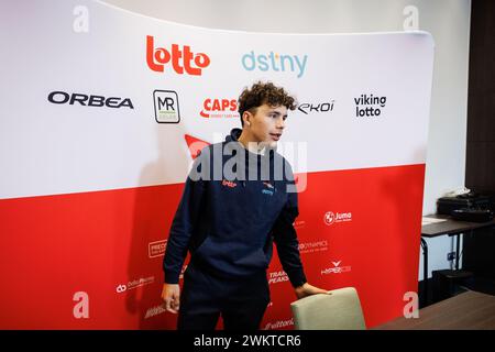 Kruisem, Belgien. Februar 2024. Der belgische Arnaud de Lie von Lotto Dstny wurde während einer Pressekonferenz des Radsportteams Lotto DSTNY vor dem eintägigen Radrennen Omloop Het Nieuwsblad, dem Eröffnungsrennen des flämischen Klassikers, am Donnerstag, den 22. Februar 2024, vorgestellt. BELGA FOTO KURT DESPLENTER Credit: Belga Nachrichtenagentur/Alamy Live News Stockfoto