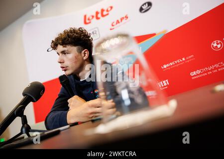 Kruisem, Belgien. Februar 2024. Der belgische Arnaud de Lie von Lotto Dstny wurde während einer Pressekonferenz des Radsportteams Lotto DSTNY vor dem eintägigen Radrennen Omloop Het Nieuwsblad, dem Eröffnungsrennen des flämischen Klassikers, am Donnerstag, den 22. Februar 2024, vorgestellt. BELGA FOTO KURT DESPLENTER Credit: Belga Nachrichtenagentur/Alamy Live News Stockfoto