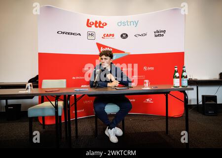 Kruisem, Belgien. Februar 2024. Der belgische Arnaud de Lie von Lotto Dstny wurde während einer Pressekonferenz des Radsportteams Lotto DSTNY vor dem eintägigen Radrennen Omloop Het Nieuwsblad, dem Eröffnungsrennen des flämischen Klassikers, am Donnerstag, den 22. Februar 2024, vorgestellt. BELGA FOTO KURT DESPLENTER Credit: Belga Nachrichtenagentur/Alamy Live News Stockfoto