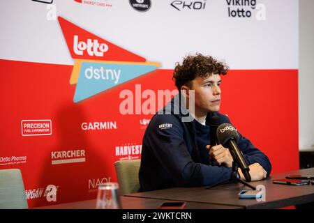 Kruisem, Belgien. Februar 2024. Der belgische Arnaud de Lie von Lotto Dstny wurde während einer Pressekonferenz des Radsportteams Lotto DSTNY vor dem eintägigen Radrennen Omloop Het Nieuwsblad, dem Eröffnungsrennen des flämischen Klassikers, am Donnerstag, den 22. Februar 2024, vorgestellt. BELGA FOTO KURT DESPLENTER Credit: Belga Nachrichtenagentur/Alamy Live News Stockfoto