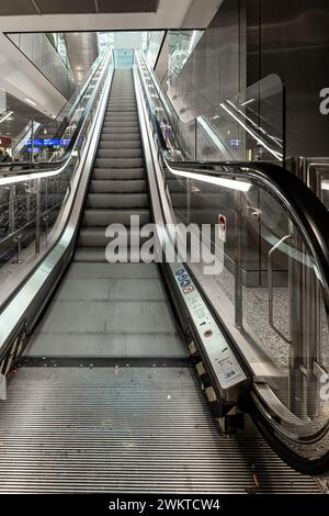 Eine leere Rolltreppe in einem Flughafen, von unten gesehen Stockfoto