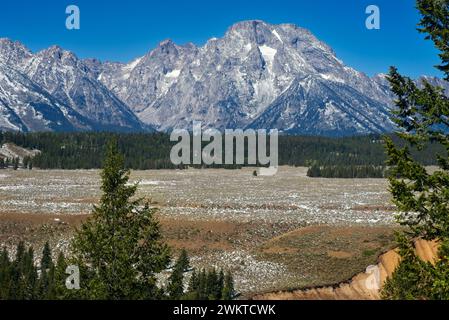 Mt. Moran in den Grand Tetons, hoch über dem schneebedeckten Snake River Valley Stockfoto