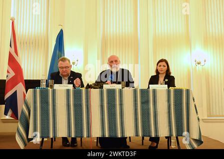 Bischof Kenneth Nowkowski sagte am zweiten Jahrestag des Krieges, dass die Ukrainer in Großbritannien sehr traurig, aber nicht im Stich gelassen wurden, es herrschte Stimmung und Hoffnung unter den Flüchtlingen, dass sie eines Tages in die Ukraine zurückkehren könnten. Bischof Nowakowski sagte, es gäbe über 280.000 Menschen, die dies getan haben seit der Invasion in großem Maßstab hier angekommen, um Zuflucht zu suchen, und hatte einen großen Einfluss auf die pastoralen Bedürfnisse hier im Vereinigten Königreich. Bischof Nowakowski erwähnte den Besuch von König Karl 111 am 30. November 2022, um der Eröffnung des Ukrainischen Welcome Centre ... zu gedenken Stockfoto