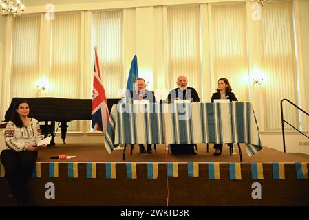 Bischof Kenneth Nowkowski sagte am zweiten Jahrestag des Krieges, dass die Ukrainer in Großbritannien sehr traurig, aber nicht im Stich gelassen wurden, es herrschte Stimmung und Hoffnung unter den Flüchtlingen, dass sie eines Tages in die Ukraine zurückkehren könnten. Bischof Nowakowski sagte, es gäbe über 280.000 Menschen, die dies getan haben seit der Invasion in großem Maßstab hier angekommen, um Zuflucht zu suchen, und hatte einen großen Einfluss auf die pastoralen Bedürfnisse hier im Vereinigten Königreich. Bischof Nowakowski erwähnte den Besuch von König Karl 111 am 30. November 2022, um der Eröffnung des Ukrainischen Welcome Centre ... zu gedenken Stockfoto