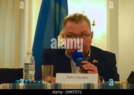 Bischof Kenneth Nowkowski sagte am zweiten Jahrestag des Krieges, dass die Ukrainer in Großbritannien sehr traurig, aber nicht im Stich gelassen wurden, es herrschte Stimmung und Hoffnung unter den Flüchtlingen, dass sie eines Tages in die Ukraine zurückkehren könnten. Bischof Nowakowski sagte, es gäbe über 280.000 Menschen, die dies getan haben seit der Invasion in großem Maßstab hier angekommen, um Zuflucht zu suchen, und hatte einen großen Einfluss auf die pastoralen Bedürfnisse hier im Vereinigten Königreich. Bischof Nowakowski erwähnte den Besuch von König Karl 111 am 30. November 2022, um der Eröffnung des Ukrainischen Welcome Centre ... zu gedenken Stockfoto