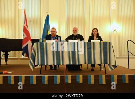 Bischof Kenneth Nowkowski sagte am zweiten Jahrestag des Krieges, dass die Ukrainer in Großbritannien sehr traurig, aber nicht im Stich gelassen wurden, es herrschte Stimmung und Hoffnung unter den Flüchtlingen, dass sie eines Tages in die Ukraine zurückkehren könnten. Bischof Nowakowski sagte, es gäbe über 280.000 Menschen, die dies getan haben seit der Invasion in großem Maßstab hier angekommen, um Zuflucht zu suchen, und hatte einen großen Einfluss auf die pastoralen Bedürfnisse hier im Vereinigten Königreich. Bischof Nowakowski erwähnte den Besuch von König Karl 111 am 30. November 2022, um der Eröffnung des Ukrainischen Welcome Centre ... zu gedenken Stockfoto