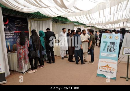 Besucher interessieren sich für verschiedene Stände während der 7. Job- und Fachmesse 2024, die am Donnerstag, den 22. Februar 2024, an der Isra University in Hyderabad stattfand. Stockfoto