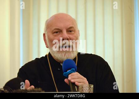 Bischof Kenneth Nowkowski sagte am zweiten Jahrestag des Krieges, dass die Ukrainer in Großbritannien sehr traurig, aber nicht im Stich gelassen wurden, es herrschte Stimmung und Hoffnung unter den Flüchtlingen, dass sie eines Tages in die Ukraine zurückkehren könnten. Bischof Nowakowski sagte, es gäbe über 280.000 Menschen, die dies getan haben seit der Invasion in großem Maßstab hier angekommen, um Zuflucht zu suchen, und hatte einen großen Einfluss auf die pastoralen Bedürfnisse hier im Vereinigten Königreich. Bischof Nowakowski erwähnte den Besuch von König Karl 111 am 30. November 2022, um der Eröffnung des Ukrainischen Welcome Centre ... zu gedenken Stockfoto
