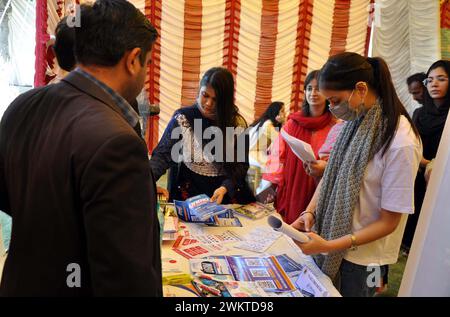 Besucher interessieren sich für verschiedene Stände während der 7. Job- und Fachmesse 2024, die am Donnerstag, den 22. Februar 2024, an der Isra University in Hyderabad stattfand. Stockfoto