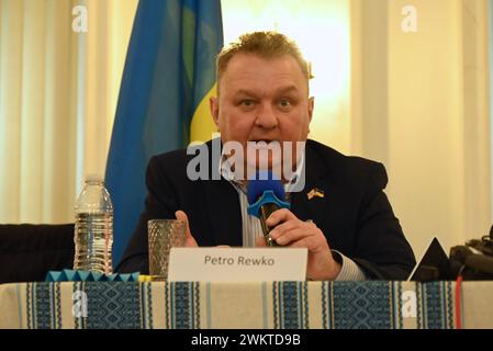 Bischof Kenneth Nowkowski sagte am zweiten Jahrestag des Krieges, dass die Ukrainer in Großbritannien sehr traurig, aber nicht im Stich gelassen wurden, es herrschte Stimmung und Hoffnung unter den Flüchtlingen, dass sie eines Tages in die Ukraine zurückkehren könnten. Bischof Nowakowski sagte, es gäbe über 280.000 Menschen, die dies getan haben seit der Invasion in großem Maßstab hier angekommen, um Zuflucht zu suchen, und hatte einen großen Einfluss auf die pastoralen Bedürfnisse hier im Vereinigten Königreich. Bischof Nowakowski erwähnte den Besuch von König Karl 111 am 30. November 2022, um der Eröffnung des Ukrainischen Welcome Centre ... zu gedenken Stockfoto