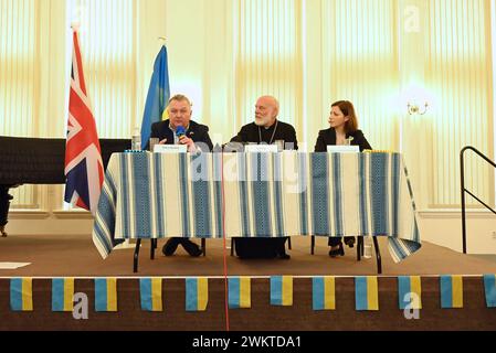 Bischof Kenneth Nowkowski sagte am zweiten Jahrestag des Krieges, dass die Ukrainer in Großbritannien sehr traurig, aber nicht im Stich gelassen wurden, es herrschte Stimmung und Hoffnung unter den Flüchtlingen, dass sie eines Tages in die Ukraine zurückkehren könnten. Bischof Nowakowski sagte, es gäbe über 280.000 Menschen, die dies getan haben seit der Invasion in großem Maßstab hier angekommen, um Zuflucht zu suchen, und hatte einen großen Einfluss auf die pastoralen Bedürfnisse hier im Vereinigten Königreich. Bischof Nowakowski erwähnte den Besuch von König Karl 111 am 30. November 2022, um der Eröffnung des Ukrainischen Welcome Centre ... zu gedenken Stockfoto